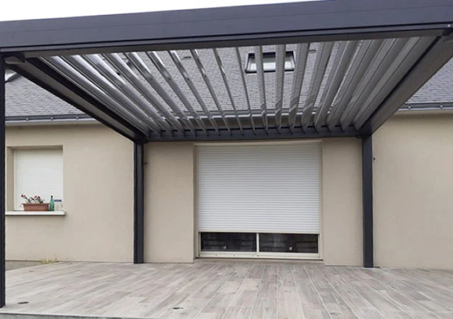 Terrasse extérieure d'habitation avec pergola bioclimatique à lames orientables en aluminium anthracite
