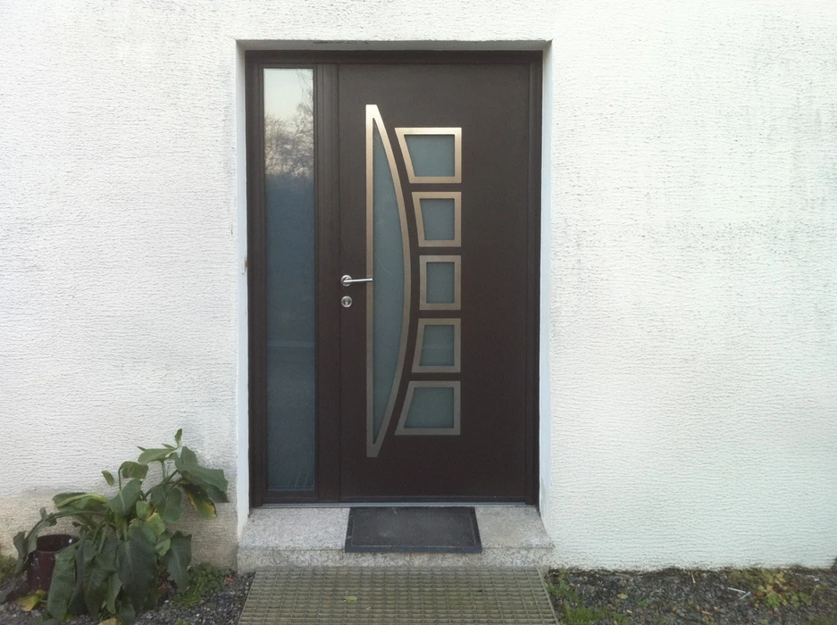 Entrée moderne d'une maison avec porte d'entrée contemporaine en bois foncé