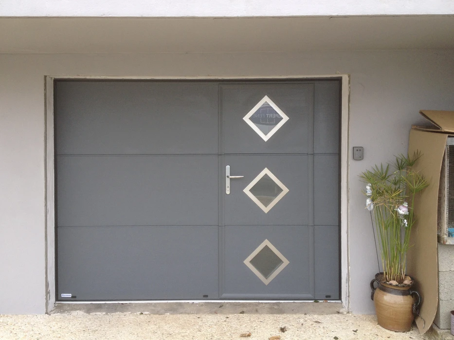 Façade extérieure d'habitation avec porte-fenêtre coulissante ouverte et volets battants blancs repliés