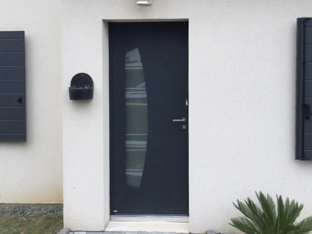 Entrée extérieure d'une maison moderne avec porte d'entrée contemporaine en bois foncé
