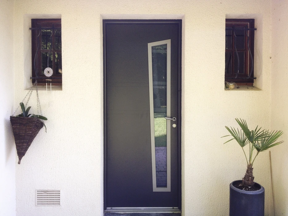 Maison contemporaine avec portail coulissant en aluminium anthracite à lames horizontales ajourées