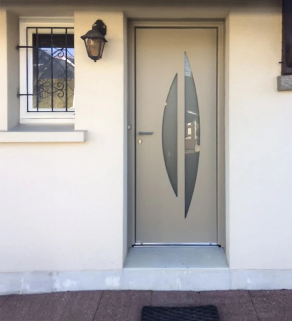 Entrée extérieure d'habitation avec porte d'entrée moderne gris anthracite