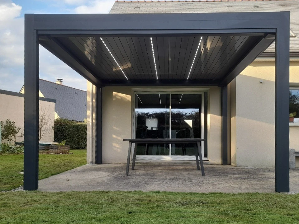 Terrasse extérieure moderne avec salon de jardin, table et chaises en aluminium anthracite