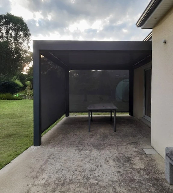 Terrasse extérieure moderne avec salon de jardin et clôture contemporaine