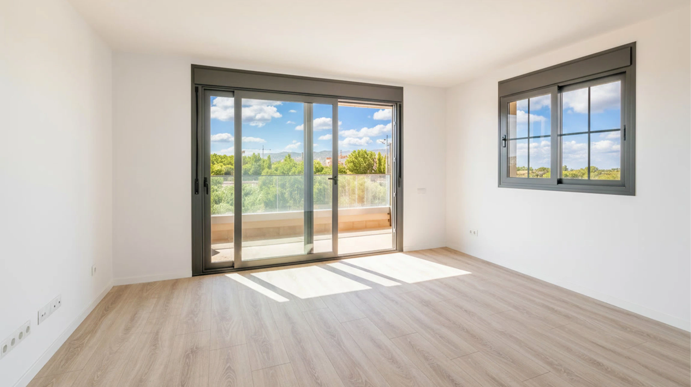 Un professionnel installe une fenêtre dans un intérieur résidentiel