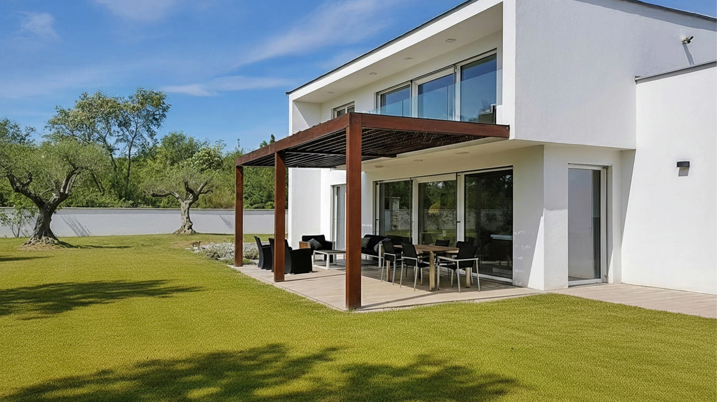 Jardin extérieur avec pergola en bois et mobilier de terrasse sous palmier