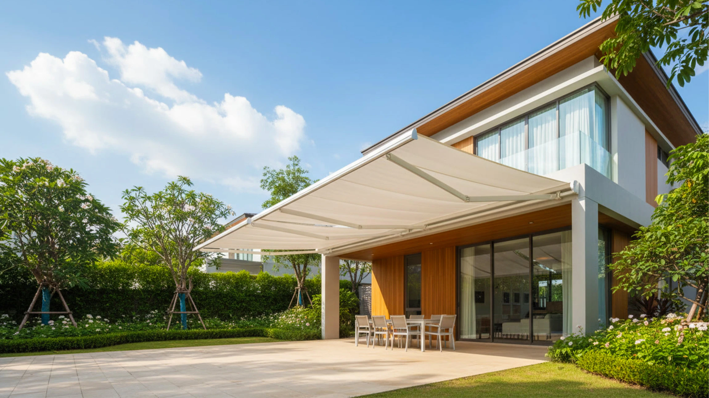 Artisan en uniforme bleu effectue la pose d'une fenêtre à l'intérieur d'un logement